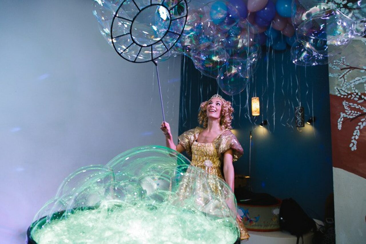Шоу пузырей спб. Новогоднее шоу мыльных пузырей. Шоу гигантских мыльных пузырей. Мыльное шоу для детей.
